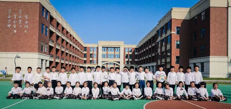 培文 一（2）班吾贊吾師：書香校園縈，良師伴我行