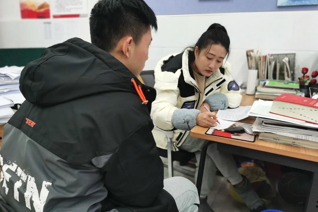 窗外寒冬，室內(nèi)“暖春”，援疑質(zhì)理，答疑解惑