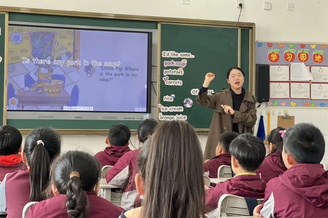 新課標(biāo)下的小學(xué)英語青年教師課堂展示交流活動——蚌埠市英語教育專家趙洪喜老師蒞臨我校指導(dǎo)