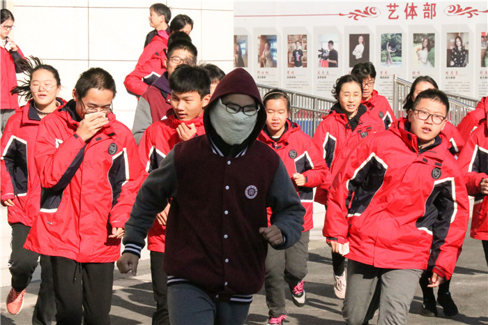 蒙面超人驚現(xiàn)培文校園，背后真相竟是……